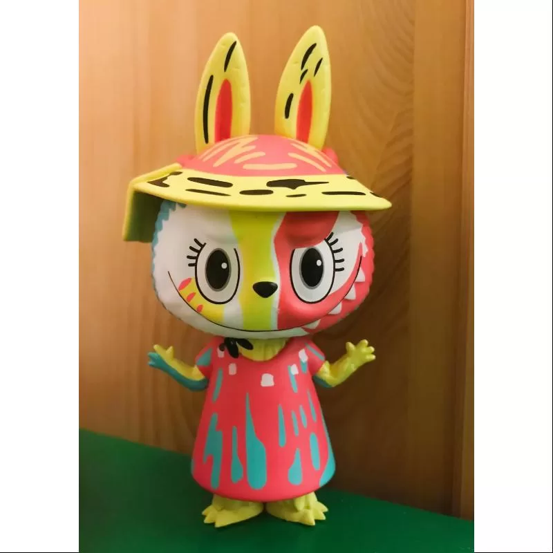 Labubu The Monsters Art Series FEMME AU CHAPEAU BUSTE