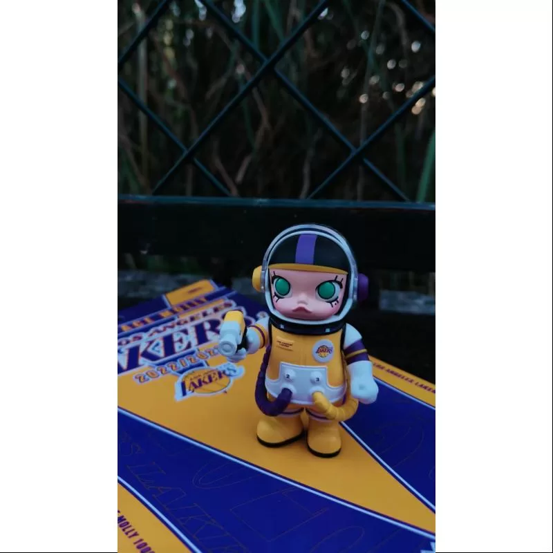 MEGA SPACE MOLLY 100% NBA Los Angeles Lakers 2023 LIMITED MEGA SPACE MOLLY 100% NBA Los Angeles Lakers 2023 LIMITED